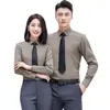 Camisa Cinza Escuro de Fibra de Bambu Não Amassa Manga Longa e Curta Roupa Social Mesma Estampa para Homens e Mulheres Roupa de Trabalho para Vendedor de Seguros