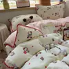 Conjunto de cama de quatro peças de grau A para maternidade e bebês, algodão puro, adequado para dormir sem roupa, estilo fofo ins, lençol e capa de edredom com bordas festonadas, conjunto de três peças para dormitório