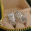 El estilo de trabajo suave de Cao Shi presenta los pendientes más vendidos de Shein, que cuentan con brillantes diseños geométricos con microincrustaciones de circonita y son adecuados para el uso diario.