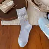 Meias fofas de gatinho em desenho animado para mulheres, meias de cano médio com combinação de cores azul e branco para outono e inverno, meias de pelúcia empilhadas, meias macias e adoráveis com blocos de cor para mulheres