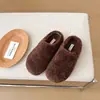 Pantuflas peludas de suela gruesa para mujer, estilo media pantufla de punta cerrada, aptas para usar en exteriores, nueva colección de otoño, versátiles y fáciles de usar, de suela plana y forradas de felpa