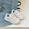 Zapatillas de moda para niños 2026 primavera y otoño unisex con velcro zapatos casuales para niños mayores zapatillas blancas versátiles