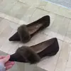 Sapatos Femininos Pretos Bico Fino Salto Bloco 2025 Novos Outono e Inverno Versáteis Elegantes Sapatos de Festa para Combinar com Saias Sapatos Peludos
