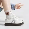Tênis listrados com bolinhas versáteis para mulheres, novidade outono 2026 estilo campus coreano sola macia confortável casual sapatos de treino alemães