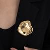 Broche Vintage Irregular con Ondas de Agua Estilo Francés en Oro y Plata, Broche Pin de Traje Versátil de Nicho de Lujo Ligero