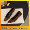 Zapatos de tacón bajo y alto de leopardo, nuevo estilo europeo y americano 2025, tacón fino, puntera metálica afilada, sin cordones, gamuza, elegantes zapatos de tacón para mujer