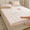 Juego de tres piezas de funda de colchón de terciopelo de leche bordado engrosado, fresco y simple, protector de cobertura completa cálido de vellón para colchón de invierno