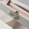 Broche Metálico Minimalista con Patrón de Líneas Incrustado con Diamantes con un Toque de Lujo para Trajes, Abrigos y Camisas