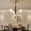 Araña de sala de estar retro americana, vidrio de flor de lirio del valle romántico francés, accesorio de iluminación de madera maciza vintage de alta gama para dormitorio y comedor