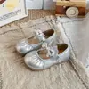 Zapatos de piel para niños, colección otoño 2026, estilo popular, suela suave, antideslizantes, zapatos casuales para bebés niñas, zapatos de vestir de moda para niñas