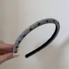 Diadema a Cuadros Estilo Coreano con Pequeña Etiqueta Dorada para Mujer 2026 Nueva Diadema de Temperamento Dulce Suave Versátil para Salir Pinza para el Cabello