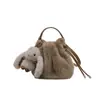 Bolsa de pelúcia estilo ins muito estilosa para mulheres, nova bolsa transversal da moda 2026, bolsa de balde fofa com boneca de pelúcia