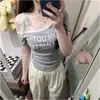 Camiseta Feminina Manga Curta Estilo Coreano 'Pure Desire' Ombro a Ombro com Estampa de Letras, Novo Design de Verão Slim Fit com Ombros à Mostra
