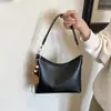 Bolsa de ombro retrô de alto estilo para mulheres, novo modelo 2026, bolsa transversal casual simples, bolsa quadrada pequena de ombro único da moda para o dia a dia