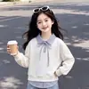 Conjunto de primavera/otoño moderno y minimalista para niñas: un nuevo diseño de estilo coreano con un top de patchwork y pantalones vaqueros con un lazo, un conjunto versátil de dos piezas