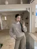 Camada base elegante estilo francês com gola alta e retalhos 2026 outono e inverno novo produto gola redonda pequena suéter listrado bicolor de manga longa