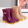 Botas de lluvia para mujer hasta la pantorrilla, forradas de felpa y engrosadas para abrigar, zapatos de goma antideslizantes, botas de lluvia de nuevo estilo, zapatos impermeables para días lluviosos