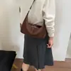 Bolso de mano liso retro de gamuza para mujer, nuevo modelo 2026, versátil para el trabajo, de hombro y cruzado