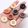 Botões de Madeira de Quatro Furos com Bordas Largas e Finas, Bordas Chanfradas e Linhas Pontilhadas, com Logo Personalizado Gravado a Laser, para Camisas e Cardigans, Botões Decorativos Costurados à Mão