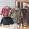Novo conjunto de outono e inverno 2026 para meninos e meninas, conjunto de duas peças com jaqueta forrada de fleece infantil, roupas de inverno infantis da moda para atacado