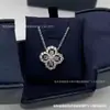 Collar Hw de Flor en Bucle para Mujer, Trébol de Cuatro Hojas, Colgante de Puerta de la Felicidad con Diamantes Completos, Cadena para Clavícula Estilo Lujo Ligero, Modelo Versátil de Lujo Ligero