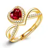 Nuevo anillo de moda con gran diamante rojo hueco en forma de corazón, chapado en oro de 18 quilates con granate rojo. Exquisito anillo de diamantes.