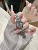 El nuevo modelo de AIMANA, el mismo reloj que usa la Emperatriz de Occidente, en azul hielo, es un reloj de cuarzo de lujo ligero de nicho para mujer, disponible para venta al por mayor