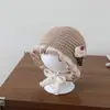 Bonito gorro de punto para bebé con borde ondulado, dulce diseño de fresa, gorro para bebé que cubre las orejas para otoño e invierno, con forro y estilo para poner