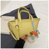 Nova Bolsa Feminina 2026 com Charms Fofos, Bolsa de Ombro Versátil e Fashion, Pequena Bolsa Transversal Texturizada de Alta Qualidade