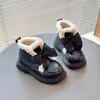 Zapatos de Piel para Niña Invierno 2025 Marca de Moda Nuevos Zapatos de Algodón Tipo Mocasín para Niños Zapatos de Algodón con Forro de Borrego para Niña Pequeña Suela Suave