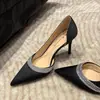 Primeiro Encontro: Sapatos de casamento na cor champanhe para mulheres, coleção 2026, scarpins de cetim com bico fino e saltos agulha delicados, design simples, strass brilhantes, novos saltos altos estilo francês