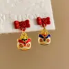Nuevos Pendientes de Tachuela de Pony Rojo Perla para Mujer, Estilo Caliente Otoño/Invierno 2026, Diseño Único de Nicho con un Toque de Lujo, Pendientes de Lujo Ligero