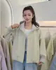 Chaqueta con capucha casual de nuevo estilo en colores caramelo para Primavera y Otoño 2026, con diseño único, versátil y juvenil, abrigo corto entallador para mujer