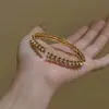 Elegante y exquisito brazalete abierto con tachuelas doradas, moda de lujo ligero, pulsera versátil y elegante para mujer