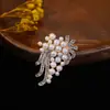 Broche Flor de Pérola Simples Elegante Versátil Estilo Coreano Fivela de Lenço com Strass para Mulheres Fivela de Broche Corsage Anti-Exposição