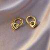 Aretes de acero de titanio de trébol de cuatro hojas con sentido de diseño avanzado, lujo ligero para mujer, diseño nicho, aretes que no se desvanecen, nuevo estilo 2024