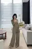 Conjunto de duas peças estilo minimalista: regata justa combinada com um cardigã de manga longa, calça casual feminina de cintura alta para o início do outono em branco