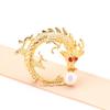 Broche de dragón dorado dominante de alta gama estilo chino jugando con cuentas, animal del zodiaco, hombres y mujeres iguales, pin, accesorios de ramillete de perlas