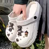 Clogs de enfermeiro respiráveis de novo estilo, modernos, fofos, leves para uso externo no verão 2026, sandálias de exterior