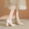 Scarpins de salto alto off-white de duas camadas revestidos em couro para mulheres, estilo novo, versáteis para trabalho, entrevistas e ambientes profissionais, com bico fino e salto grosso.
