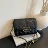Bolsa Feminina Moderna Leve Luxo Toque de Alto Padrão Pequena Quadrada Bolsa Transversal Feminina Pequena Bolsa Feminina Estilo Coreano Nicho Bolsa com Corrente de Malha de Diamante