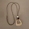 Colar com cordão de puxar, pingente em formato de leque de flores de rattan sintético estilo vintage para mulheres, corrente de clavícula estilo gola choker tendência de luxo leve