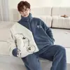 Conjunto de pijama de forro polar de coral para hombre de otoño e invierno, con un diseño engrosado temático de dibujos animados, mangas largas y un tejido de franela cálido y cómodo