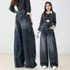 Pantalones de mezclilla anchos estilo retro con costuras visibles, con estampado a cuadros, cintura alta, efecto adelgazante y un diseño de pierna recta y fluido, perfectos para el otoño de 2026