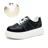 Camada Superior de Couro de Vaca com Sola de Espuma Sapatos Brancos Outono/Inverno 2026 Novidade Palmilha de Pele de Cordeiro Sola Grossa Sapatos Casuais Versáteis para Mulheres