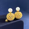 Fuente en Vivo Medio Antiguo D Hogar Estilo Coreano Perla Colgante Hueco Completamente Diamante Pendientes Mujer Viento Frío Personalidad Pendientes
