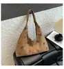 Bolsa de Ombro Grande Capacidade para o Dia a Dia de Mulheres, Nova Versátil Casual Transfronteiriça Estilo Coreano Estilo Faculdade Bolsa Tote Transversal de Ombro