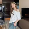 Camiseta de Manga Corta con Estampado de Perro Pequeño para Mujer Verano 2026 Nuevo Top Asimétrico Off-the-Shoulder Sentido del Diseño Puro Deseo