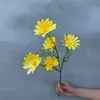 Flores artificiais em tons de amarelo em combinação com amarelo limão e amarelo alaranjado para casamentos ao ar livre, decoração de casa e salões de casamento. Atacado de flores de seda artificial