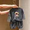 Conjunto de duas peças para bebês meninos, com top listrado de manga longa e calça cropped casual, estilo cartoon, novo para primavera e outono de 2026